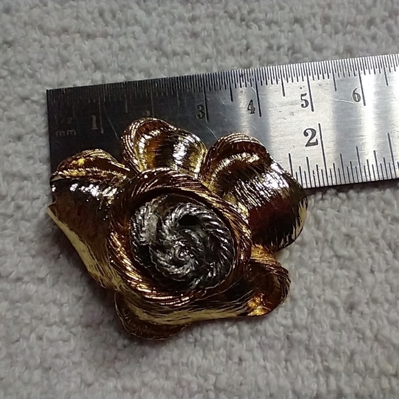 Two tone flower brooch approx. 1.75 inch - Picture 3 of 4